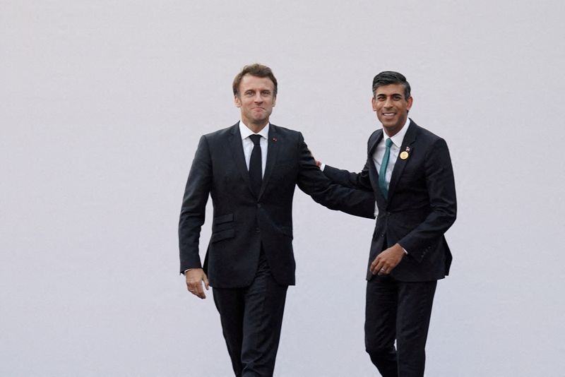 &copy; Reuters. Le Premier ministre britannique Rishi Sunak et le président français Emmanuel Macron lors du sommet de la Cop27 à Charm el-Cheikh, en Égypte, le lundi 7 novembre 2022. /REUTERS/Stefan Rousseau