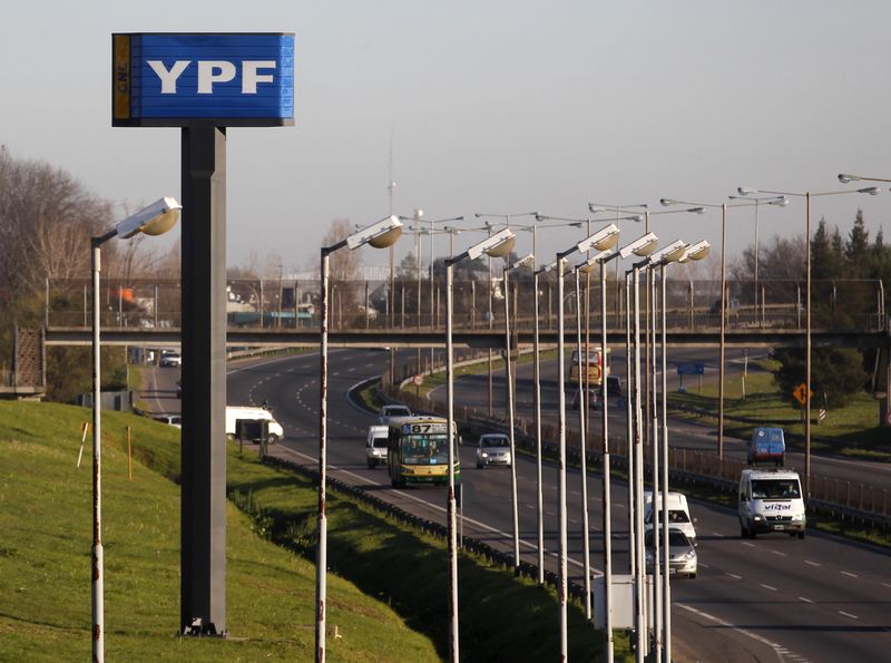 &copy; Reuters. FOTO DE ARCHIVO. Una señaléticoa de la estatal YPF al costado de una autopista, en Buenos Aires, Argentina. 28 de agosto de 2014. REUTERS/Enrique Marcarián