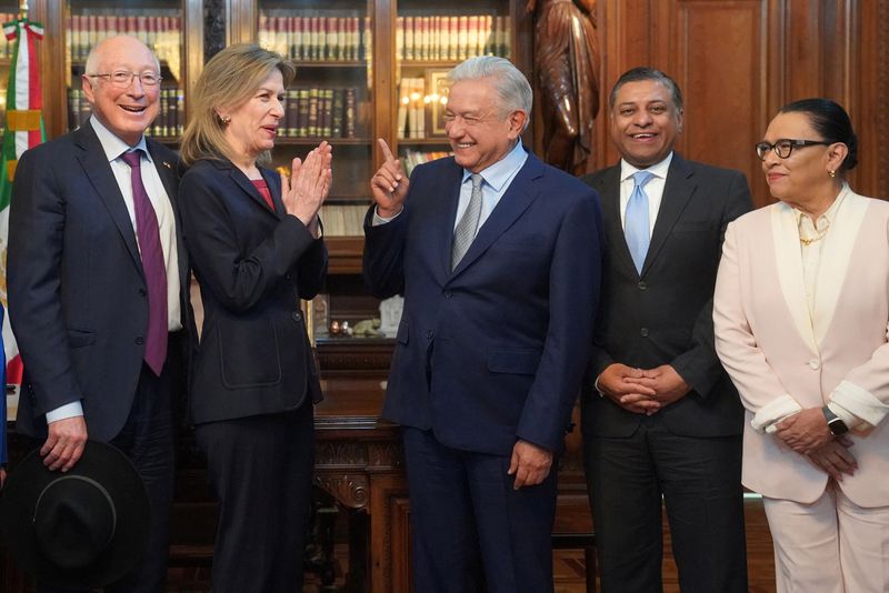 © Reuters. Mexican President Andres Manuel Lopez Obrador and U.S. Homeland Security Adviser Elizabeth Sherwood-Randall gesture as they are flanked by U.S. Ambassador to Mexico Ken Salazar and Mexico's Secretary of Security and Citizen Protection Rosa Icela Rodriguez during a meeting at the National Palace in Mexico City, Mexico, March 9, 2023. Mexico Presidency/Handout via REUTERS 