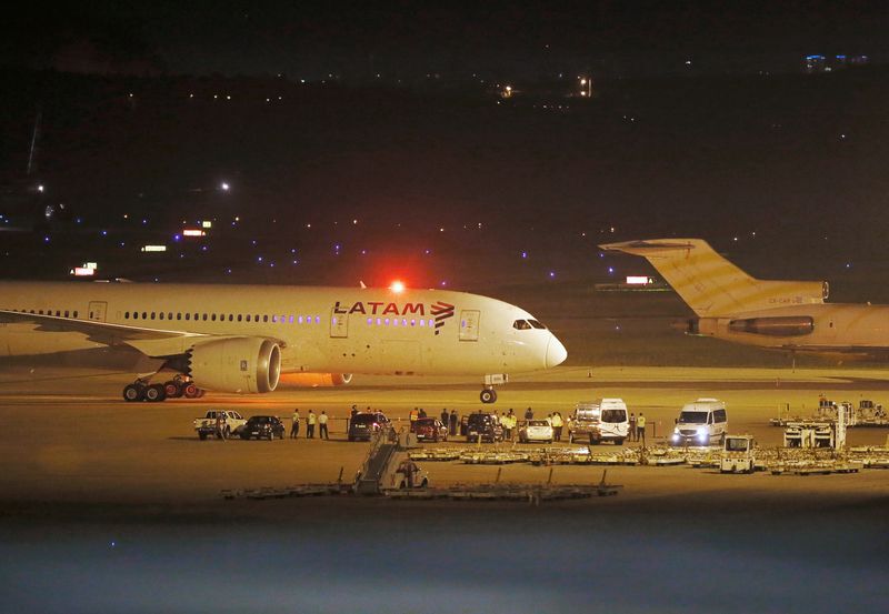 &copy; Reuters. FILE PHOTO: A LATAM Airlines plane carrying a shipment of the Sinovac coronavirus disease (COVID-19) vaccine arrives at Carrasco Airport in Montevideo, Uruguay February 25, 2021. REUTERS/Mariana Greif
