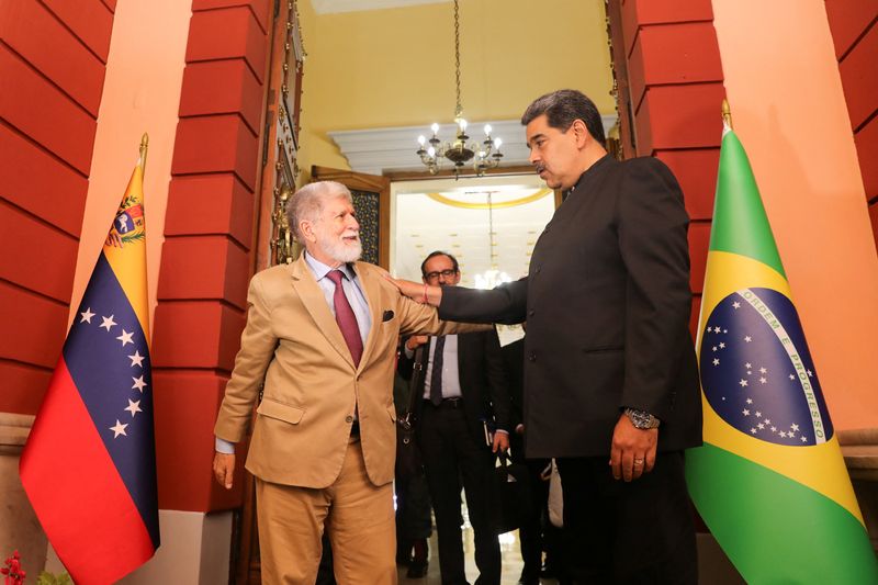 &copy; Reuters. El presidente de Venezuela, Nicolás Maduro, y el enviado de Brasil, Celso Amorim, se reúnen, en Caracas, Venezuela, el 8 de marzo, 2023. Marcelo Garcia/Miraflores Palace/Handout via REUTERS 