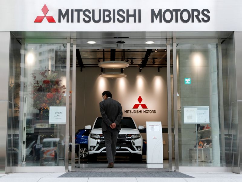 &copy; Reuters. FILE PHOTO: A man walks into a showroom of Mitsubishi Motors Corp at company headquarters in Tokyo, Japan October 18, 2017. REUTERS/Kim Kyung-Hoon