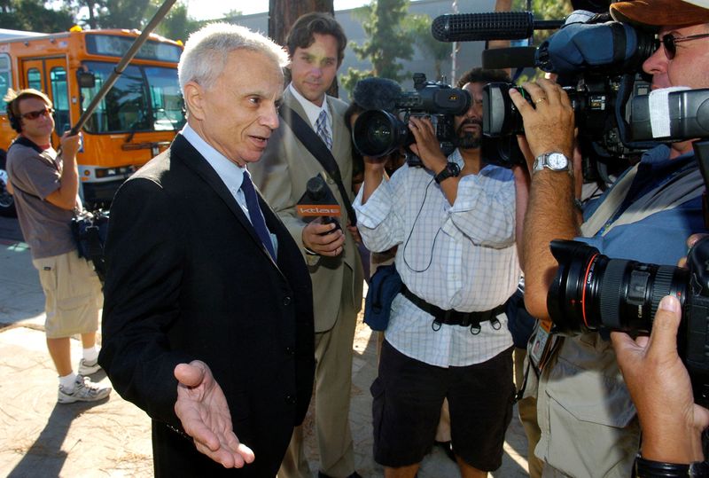 &copy; Reuters. FILE PHOTO: Actor Robert Blake speaks to reporters as he walks to Burbank Courthouse in Burbank, California, U.S. August 29, 2005.  REUTERS/Chris Pizzello