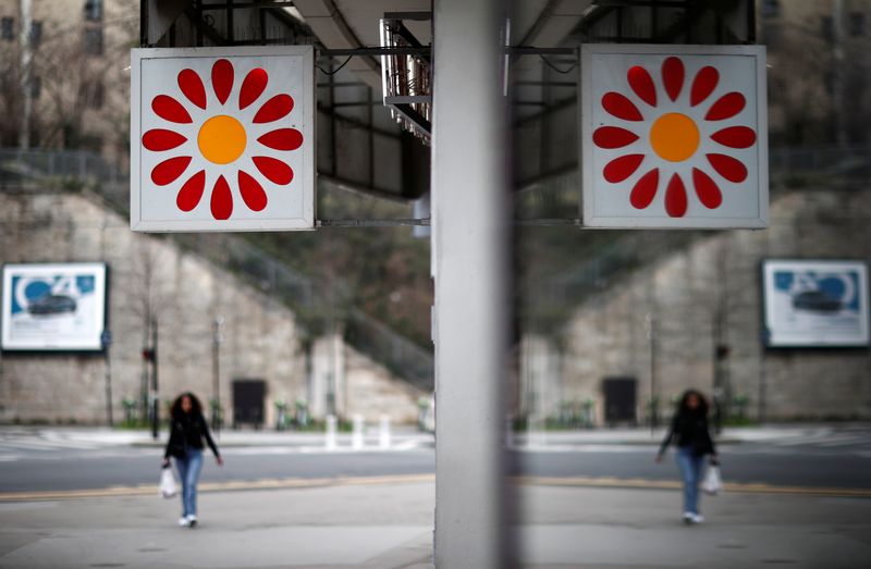 &copy; Reuters. Le logo d'un supermarché Casino à Paris. /Photo prise le 3 mars 2021/REUTERS/Gonzalo Fuentes