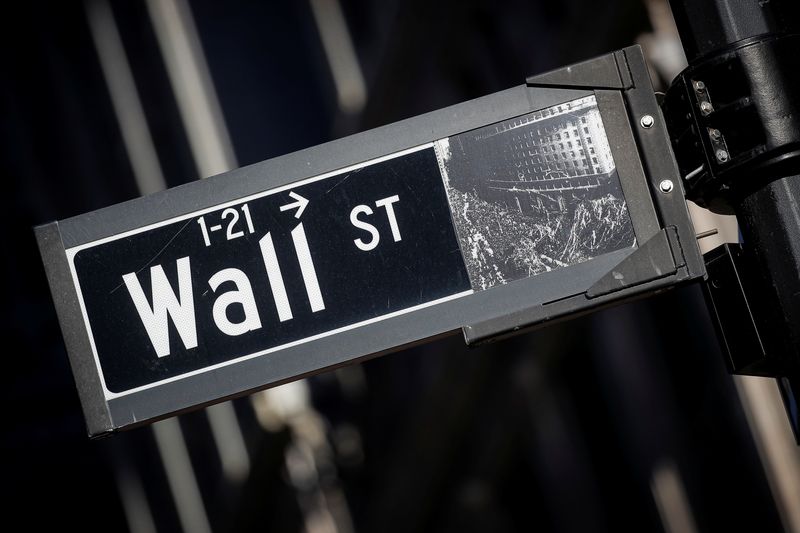 &copy; Reuters. FOTO DE ARCHIVO: Un letrero de Wall Street en Nueva York, Estados Unidos, el 8 de noviembre de 2021. REUTERS/Brendan McDermid