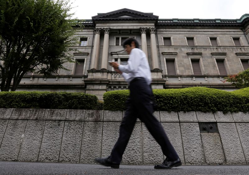 &copy; Reuters. FOTO DE ARCHIVO. Una persona pasa por delante del edificio del Banco de Japón (BoJ) en Tokio, Japón. 21 de septiembre de 2016. REUTERS/Toru Hanai