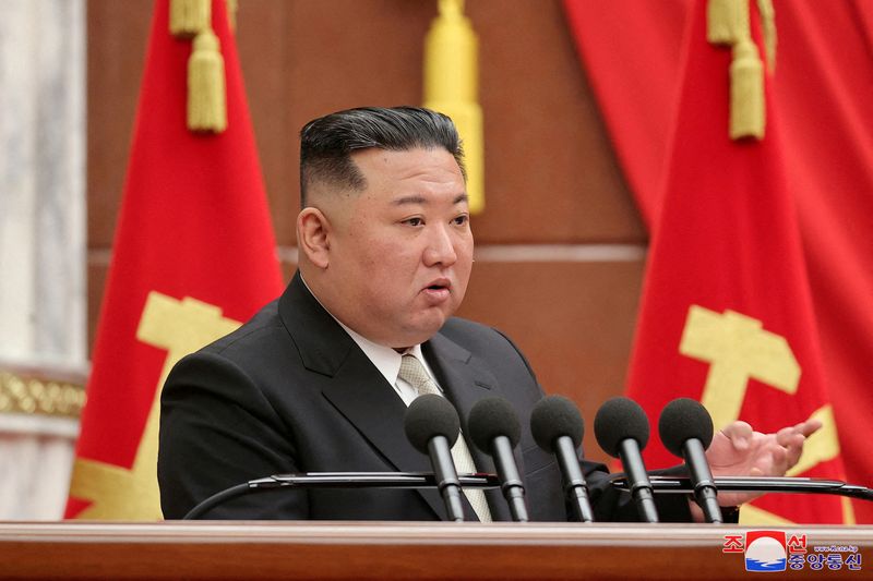 &copy; Reuters. الزعيم الكوري الشمالي كيم جونج أون خلال الاجتماع الموسع السابع للجنة المركزية الثامنة لحزب العمال الكوري ببيونجيانج في الأول من مارس آذار 2