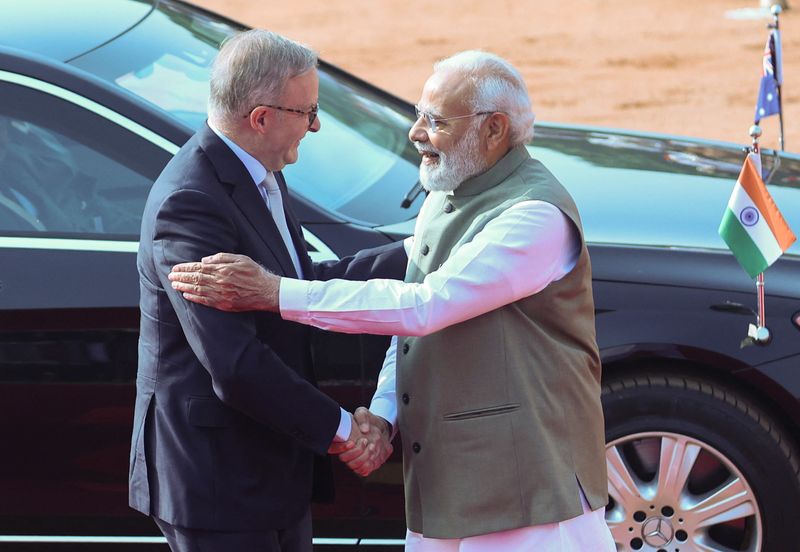 &copy; Reuters. Australian Prime Minister Anthony Albanese shakes hands with his Indian counterpart Narendra Modi during his ceremonial reception at the forecourt of India's Rashtrapati Bhavan Presidential Palace in New Delhi, India, March 10, 2023. REUTERS/Altaf Hussain