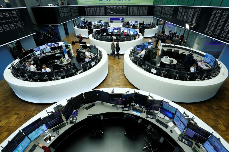 &copy; Reuters. FILE PHOTO: Traders work at Frankfurt's stock exchange in Frankfurt, Germany, January 22, 2020. REUTERS/Ralph Orlowski