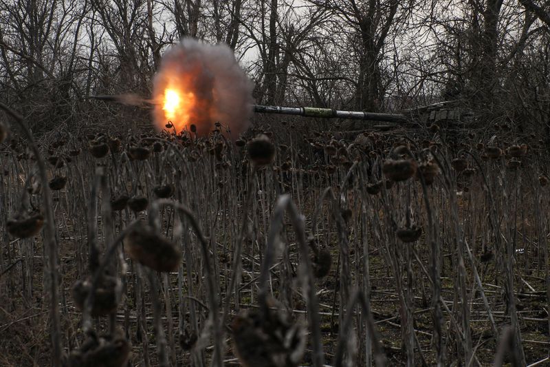 &copy; Reuters. جندي أوكراني يطلق النيران من مدرعة باتجاه قوات روسية بالقرب من خط المواجهة في باخموت بمنطقة دونيتسك في السابع من مارس آذار 2023. صورة لرويترز 