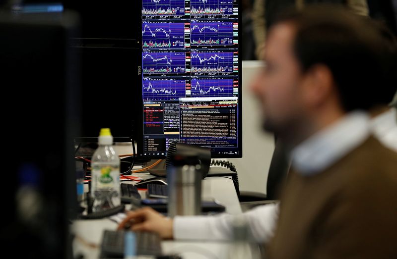 &copy; Reuters. Les traders travaillent à leur bureau chez CMC Markets, à Londres. /Photo prise le 11 avril 2019/REUTERS/Peter Nicholls