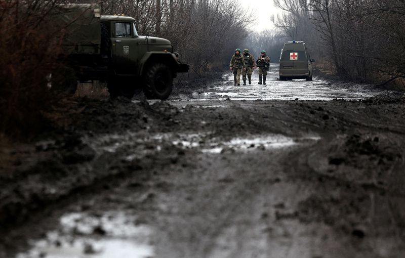 &copy; Reuters. Militari ucraini camminano lungo una strada fangosa vicino alla città di Bakhmut, in prima linea nell'attacco russo all'Ucraina, nella regione di Donetsk, Ucraina, 8 marzo 2023. REUTERS/Lisi Niesner