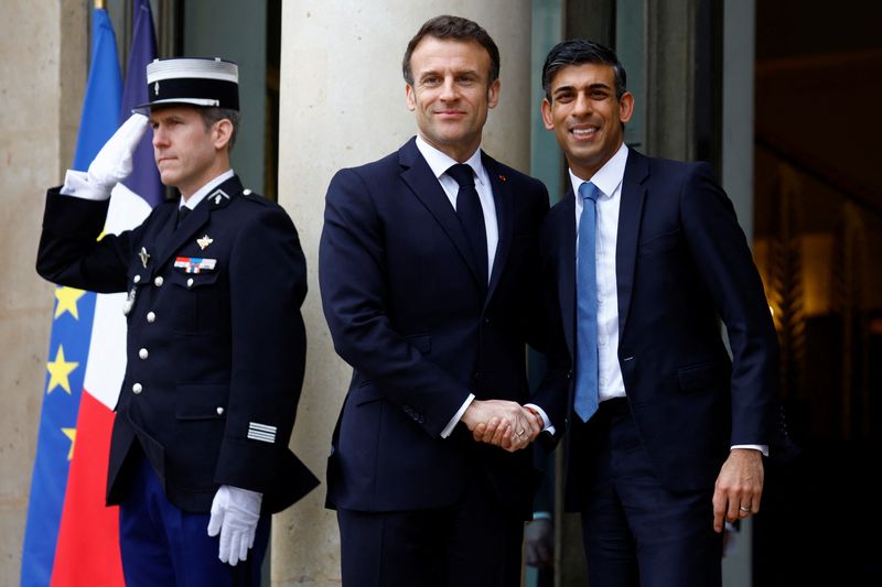© Reuters. French President Emmanuel Macron shakes hands with British Prime Minister Rishi Sunak during a welcome before the Franco-British Summit to be held at Elysee Palace in Paris, France March 10, 2023. REUTERS/Gonzalo Fuentes