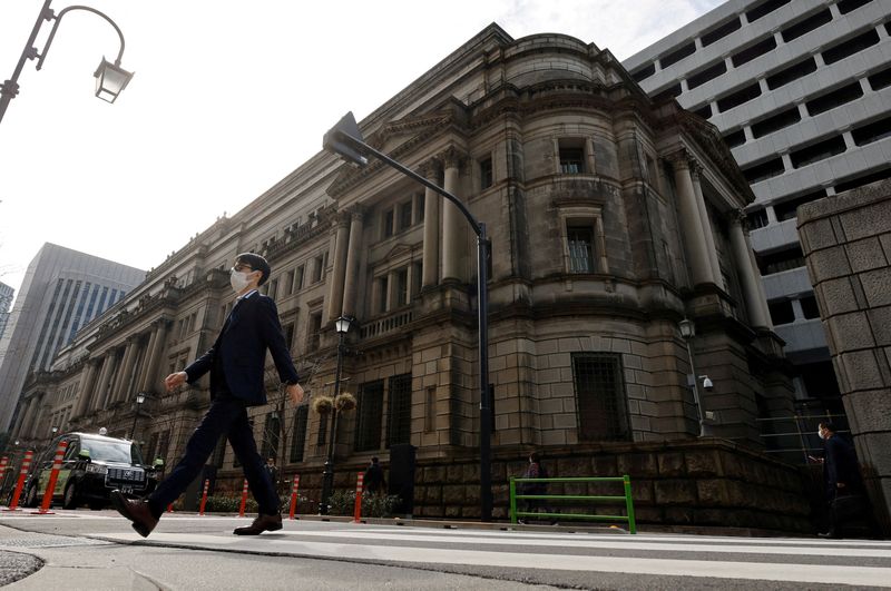 &copy; Reuters. Homem caminha em frente à sede do Banco do Japão em Tóquio
18/01/2023 REUTERS/Issei Kato