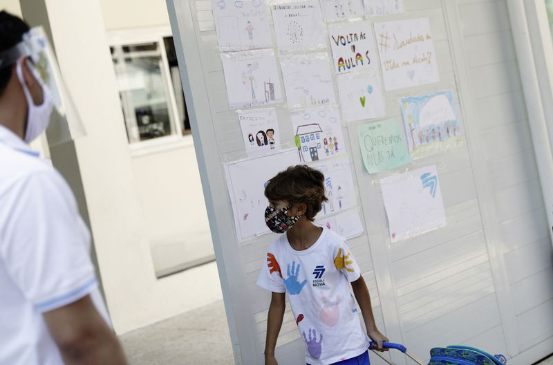 © Reuters. Aluno chega a escola privada, em Rio de Janeiro, Brasil
01/10/2020
REUTERS/Ricardo Moraes