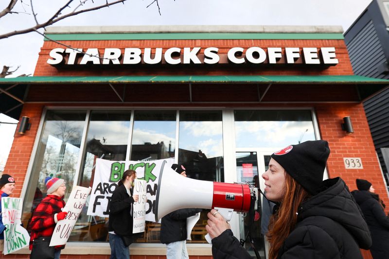 &copy; Reuters. FILE PHOTO: Starbucks workers attend a rally as they go on a one-day strike outside a store in Buffalo, New York, U.S., November 17, 2022.    REUTERS/Lindsay DeDario/File Photo