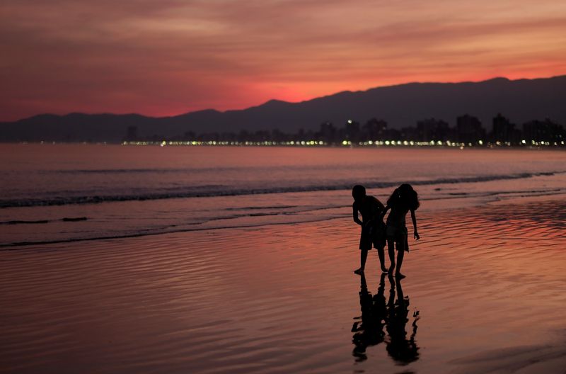 &copy; Reuters. Crianças caminham na areia em Praia Grande, Brasil
13/07/2019
REUTERS/Nacho Doce