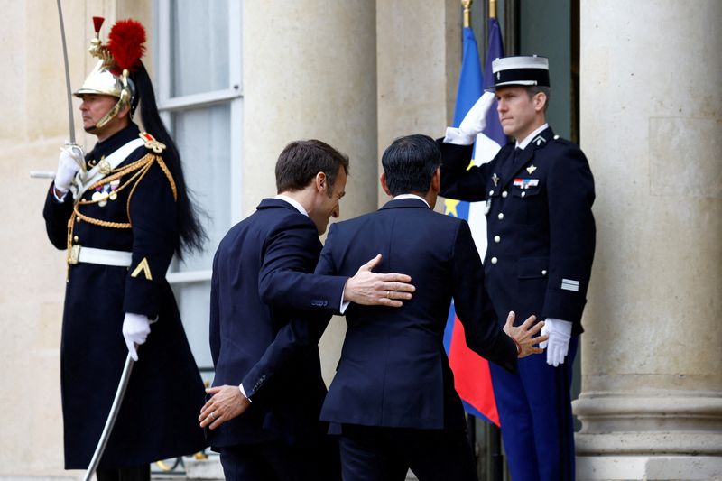 &copy; Reuters. El presidente francés, Emmanuel Macron, recibe al primer ministro británico, Rishi Sunak, antes de la cumbre franco-británica en el Palacio del Elíseo en París, Francia. 10 de marzo de 2023. REUTERS/Gonzalo Fuentes  