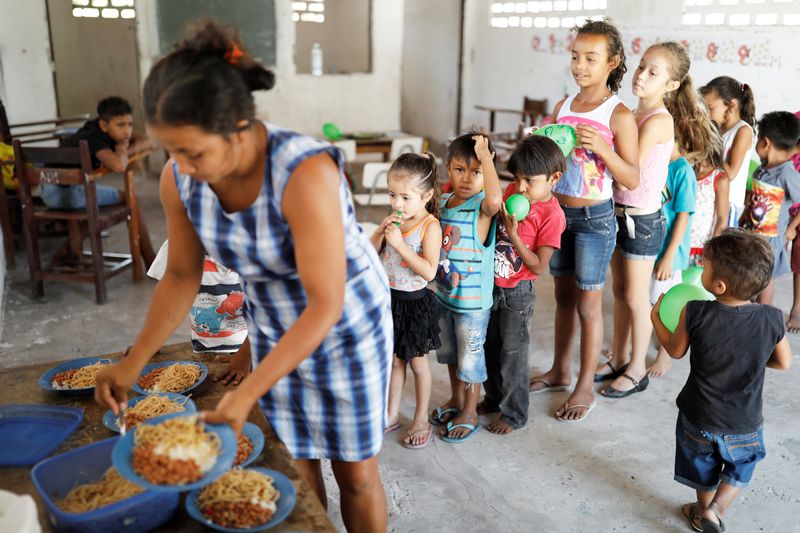 &copy; Reuters. Alunos recebem merenda durante o recreio em Belágua (MA)
11/10/2018
REUTERS/Nacho Doce