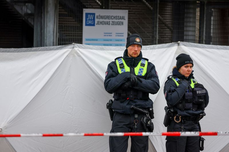 &copy; Reuters. Agentes de policía montan guardia en el lugar de un tiroteo mortal en un edificio que alberga un Salón del Reino de los Testigos de Jehová, en Hamburgo, norte de Alemania. 10 de marzo de 2023. REUTERS/Fabrizio Bensch