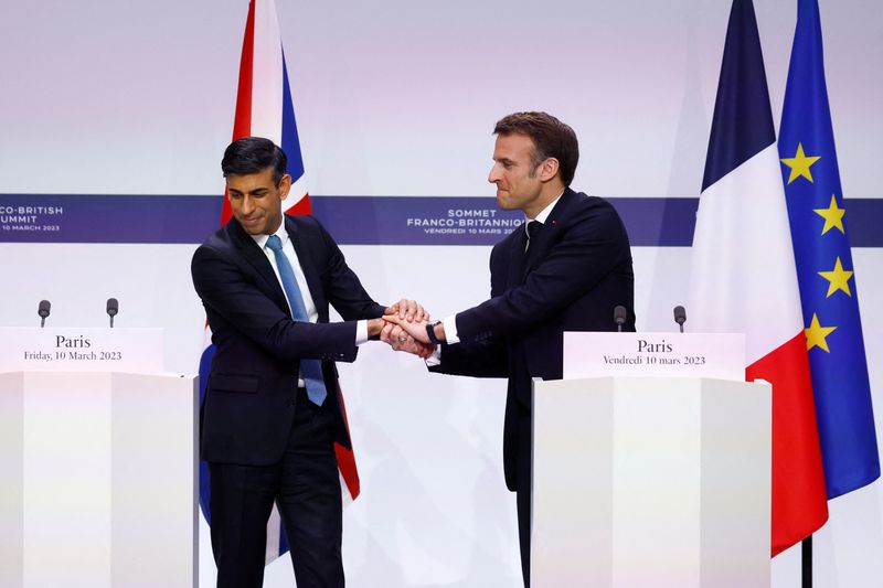 &copy; Reuters. Le président français Emmanuel Macron et le Premier ministre britannique Rishi Sunak lors d'une conférence de presse conjointe dans le cadre d'un sommet franco-britannique à Paris. /Photo prise le 10 mars 2023/REUTERS/Gonzalo Fuentes