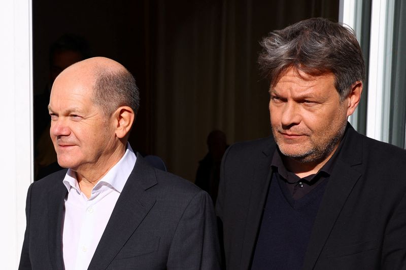 &copy; Reuters. FILE PHOTO: German Chancellor Olaf Scholz and Economy and Climate Minister Robert Habeck walk after a news conference at the government's guest house in Schloss Meseberg, near Gransee, Germany, March 6, 2023. REUTERS/Fabrizio Bensch