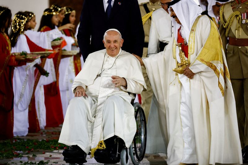 &copy; Reuters. FILE PHOTO: Pope Francis leaves laughs with Bahrain's King Hamad bin Isa Al Khalifa, at the Sakhir Palace south of Manama, Bahrain, November 3, 2022. REUTERS/Yara Nardi/File Photo