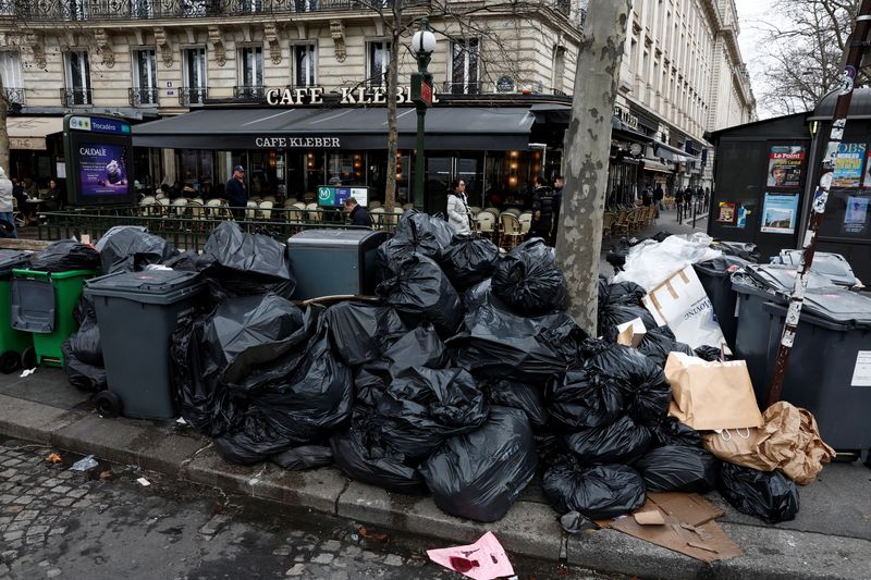 &copy; Reuters. Paris tem lixo acumulado com greves contra reforma previdenciária
10/03/2023
REUTERS/Benoit Tessier