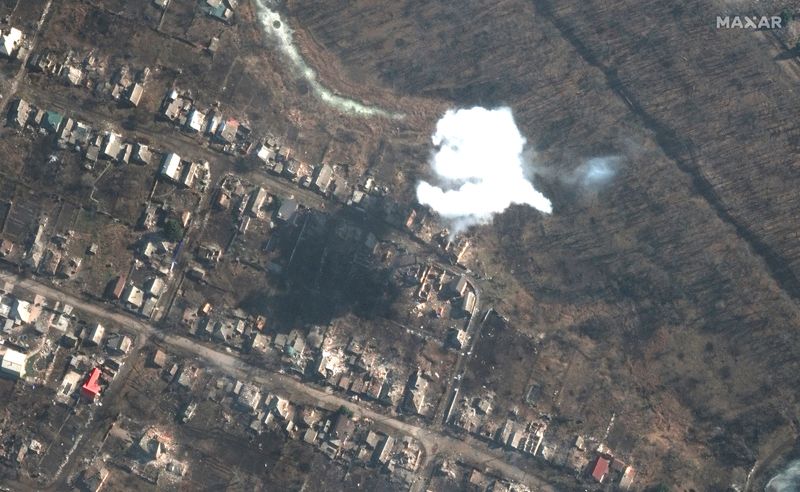 © Reuters. A satellite image shows smoke from recently dropped ordnance, amid Russia's attack on Ukraine, in southern Bakhmut, Ukraine, March 6, 2023. Maxar Technology/Handout via REUTERS 