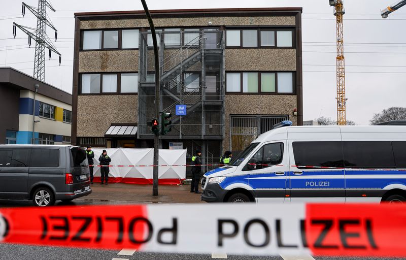 © Reuters. Police officers work at the scene of a deadly shooting at a building housing a Kingdom Hall of Jehovah's Witnesses, in Hamburg, northern Germany, March 10, 2023. REUTERS/Fabrizio Bensch