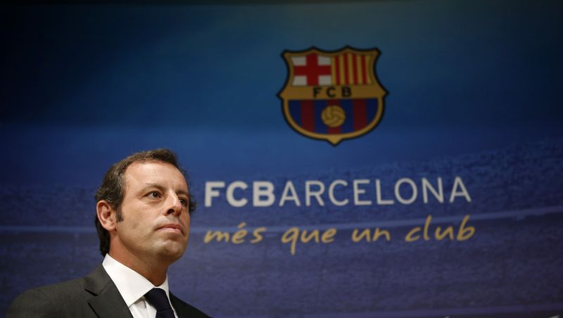 © Reuters. ساندرو روسيل رئيس نادي برشلونة السابق خلال مؤتمر صحفي في إسبانيا بصورة من أرشيف رويترز.