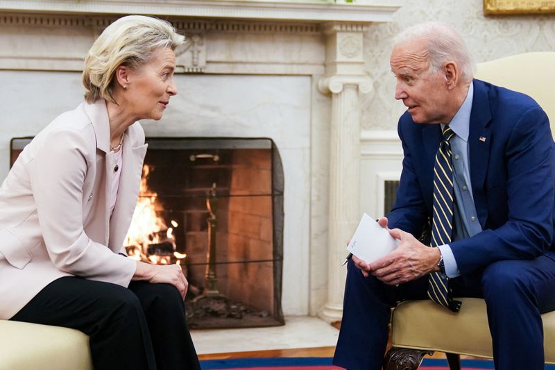 © Reuters. U.S. President Joe Biden meets with President of the European Commission Ursula von der Leyen in the Oval Office of the White House in Washington, D.C., U.S., March 10, 2023. REUTERS/Sarah Silbiger