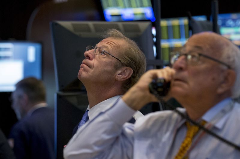 &copy; Reuters. Les traders travaillent sur le parquet de la bourse de New York. /Photo d'archives/REUTERS/Brendan McDermid