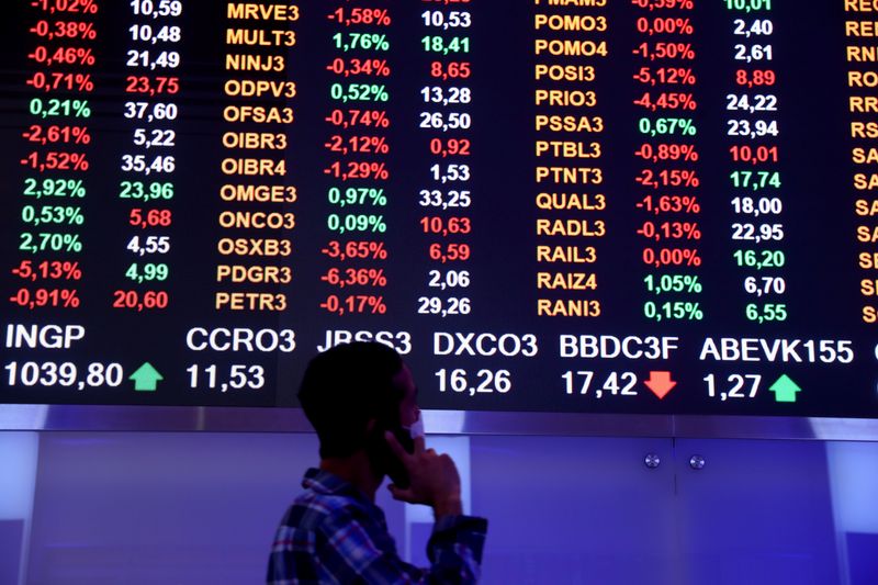 &copy; Reuters. Telão na B3 mostra flutuações do mercado financeiro
28/10/2021
REUTERS/Amanda Perobelli