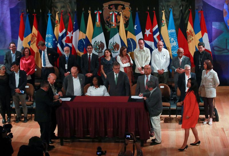 &copy; Reuters. Chefe da equipe de negociação do governo colombiano, Otty Patino, e o chefe do grupo  Exército de Libertação Nacional (ELN), Pablo Beltran, assinam acordo em segunda rodada de diálogos de paz na Cidade do México
10/03/2023
REUTERS/Henry Romero