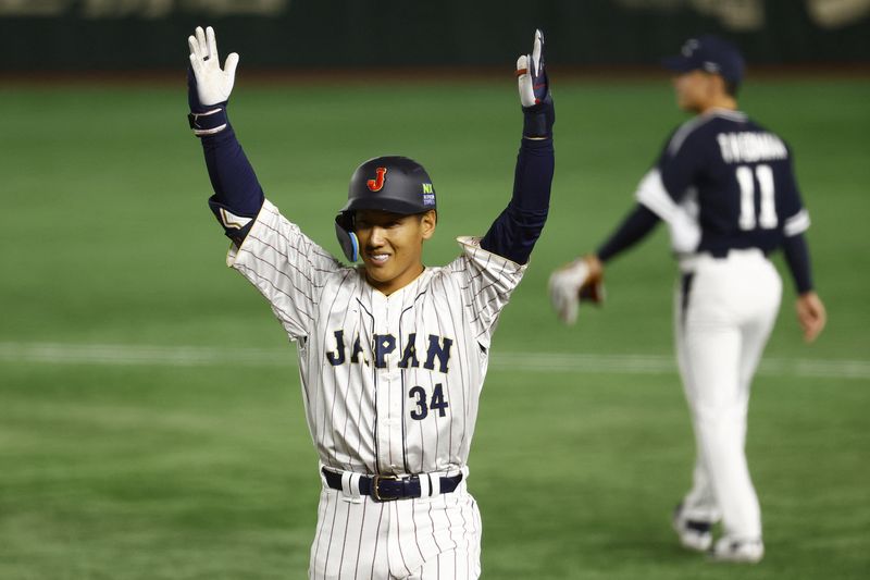 &copy; Reuters. 　ＷＢＣは１０日に１次リーグを行い、Ｂ組の日本は韓国と対戦し、１３─４と大勝した。写真は３安打５打点で勝利に貢献した吉田正尚（２０２３年　ロイター）