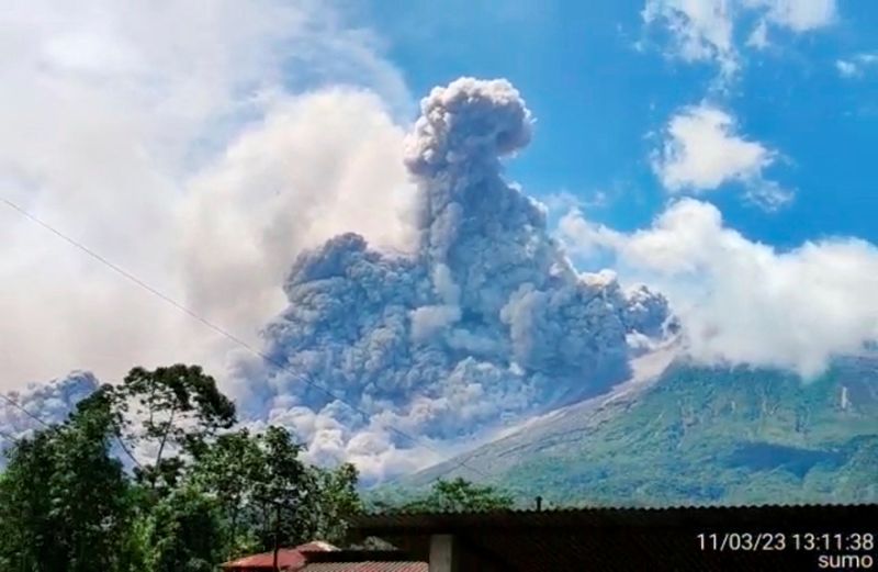 Indonesia's Merapi volcano erupts, spews hot cloud