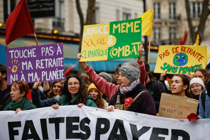 &copy; Reuters. Des manifestants participent à une manifestation contre le projet de réforme des retraites du gouvernement français à Paris, dans le cadre de la sixième journée de grève et de manifestations nationales, en France. /Photo prise le 7 mars 2023/REUTER