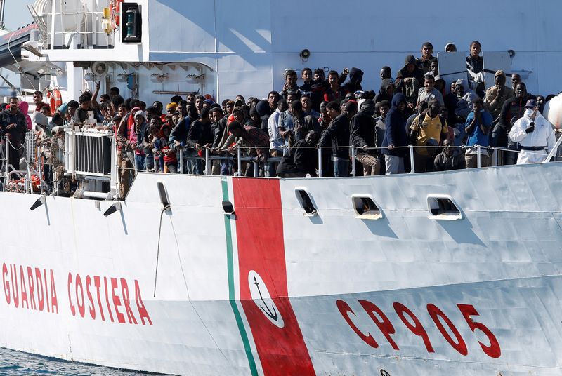 &copy; Reuters. FILE PHOTO: Migrants arrive by the Italian coastguard vessel Peluso in the Sicilian harbour of Augusta, Italy, May 13, 2016. REUTERS/Antonio Parrinello/File Photo