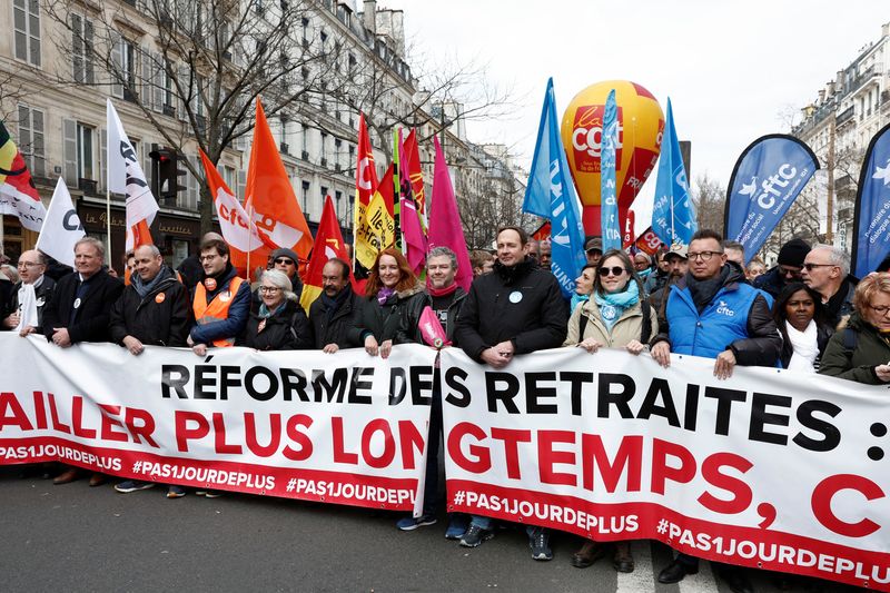 &copy; Reuters. مسيرات في فرنسا ضمن الاحتجاجات المناهضة لخطط الرئيس إيمانويل ماكرون لإجراء تعديلات في نظام التقاعد في باريس يوم السبت. تصوير: بينوا تيسييه -