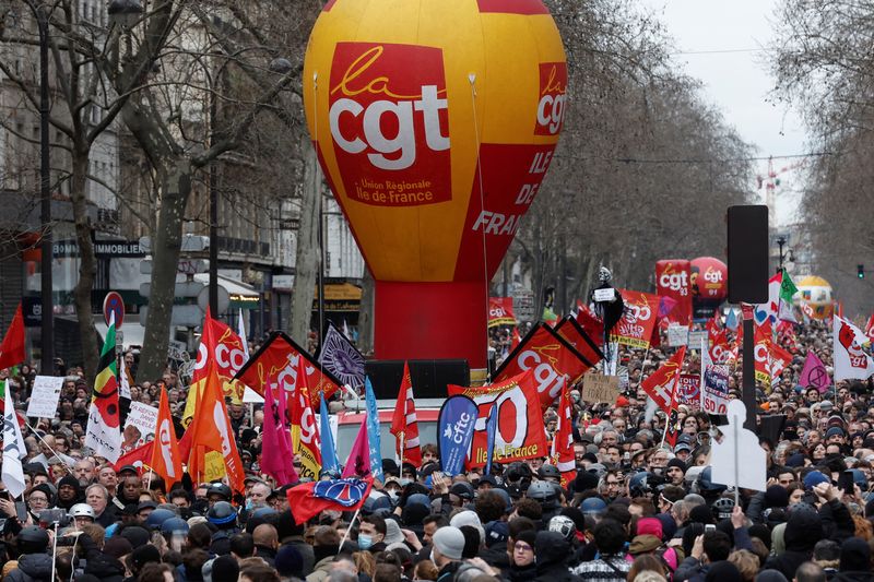 &copy; Reuters. Sinais sindicais da Confederação Geral do Trabalho (CGT) são vistos enquanto manifestantes marcham contra o plano de reforma previdenciária do governo em Paris, França
11/03/2023
REUTERS/Benoit Tessier
