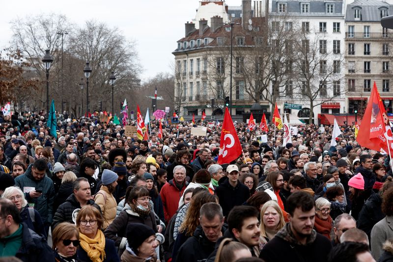© Reuters. مسيرات في فرنسا ضمن الاحتجاجات المناهضة لخطط الرئيس إيمانويل ماكرون لإجراء تعديلات في نظام التقاعد في باريس يوم السبت. تصوير: بينوا تيسييه - رويترز .