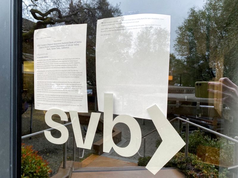 &copy; Reuters. FILE PHOTO: A locked door to a Silicon Valley Bank (SVB) location on Sand Hill Road is seen in Menlo Park, California, U.S. March 10, 2023. REUTERS/Jeffrey Dastin/File Photo/File Photo