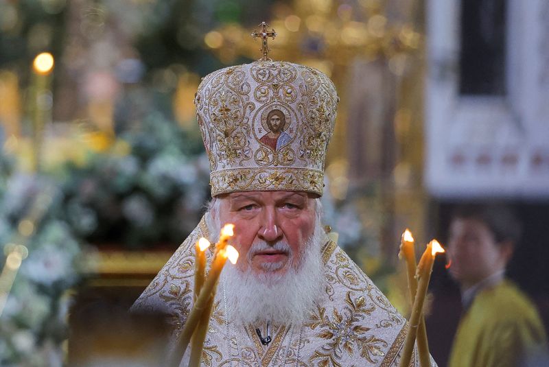 &copy; Reuters. البطريرك كيريل رئيس الكنيسة الأرثوذكسية الروسية يقود قداسا داخل كنيسة المسيح المخلص بموسكو في السادس من يناير كانون الثاني 2023. تصوير : إيفج