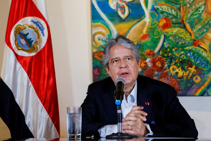 &copy; Reuters.  رئيس الإكوادور جييرمو لاسو خلال مؤتمر صحفي في سان خوسيه في كوستاريكا يوم الأول من مارس آذار 2023. تصوير: مايلا لوبيز - رويترز.