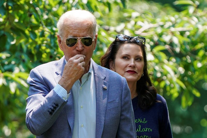 &copy; Reuters. FILE PHOTO: U.S. President Joe Biden eats a cherry as he tours King Orchards with Michigan Governor Gretchen Whitmer in Central Lake, Michigan, U.S., July 3, 2021.  REUTERS/Joshua Roberts/File Photo