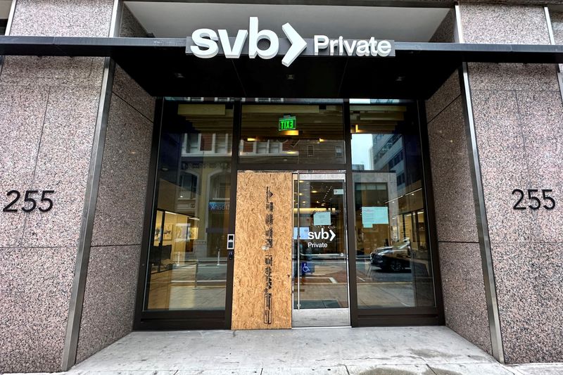 © Reuters. FILE PHOTO: A notice hangs on the door of Silicon Valley Bank (SVB) located in San Francisco, California, U.S. March 10, 2023. REUTERS/Krystal Hu