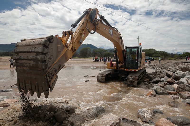 &copy; Reuters. آلة تستخدم لإصلاح جسر دمرته الفيضانات الناجمة عن التأثير المباشر لإعصار ياكو في بيرو يوم السبت. تصوير: سيباستيان كاستانيدا - رويترز.