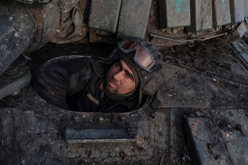 © Reuters. جندي أوكراني ينظر من دبابة مع استمرار الهجوم الروسي على أوكرانيا  بالقرب من بلدة باخموت يوم السابع من مارس آذار 2023. صورة لرويترز.