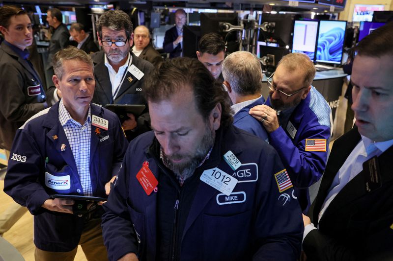 &copy; Reuters. １３日から始まる週の米株式市場は、１４日発表の２月の消費者物価指数（ＣＰＩ）が相場の動向を占う材料として注目される。写真は２月１７日、ニューヨーク証券取引所で撮影（２０２